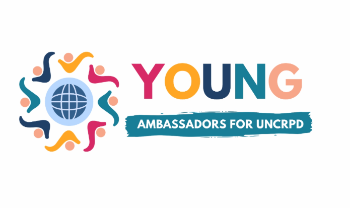 Logotipo colorido com a frase em inglês Young Ambassadors para a Convenção das Nações Unidas sobre os Direitos das Pessoas com Deficiência